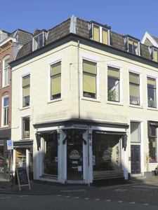 908588 Gezicht op het winkelhoekpand Voorstraat 110 te Utrecht, met rechts de Plompetorengracht.N.B. bouwjaar: 1920 ...